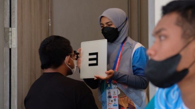 Salah satu atlet blind judo Indonesia untuk ASEAN Para Games 2022 menjalani tes penglihatan di Grand H.A.P Hotel, Solo, Jawa Tengah, Rabu (27/7/2022). (ANTARA/HO-NPC Indonesia)