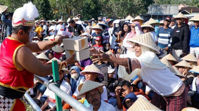 OMG DIY Bagikan Kebutuhan Tani kepada Ribuan Petani Gunung Kidul