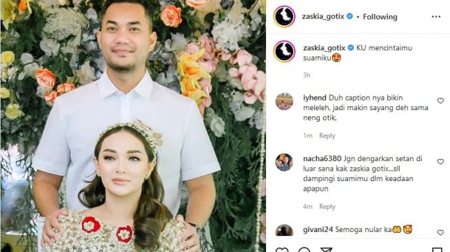 Unggahan Zaskia Gotik tentang suaminya, Sirajuddin Mahmud yang seakan menjawab pertanyaan banyak orang bagaimana rumah tangga pasangan ini, setelah Sirajuddin diteripa kasus memiliki anak dari perempuan lain. [Instagram]