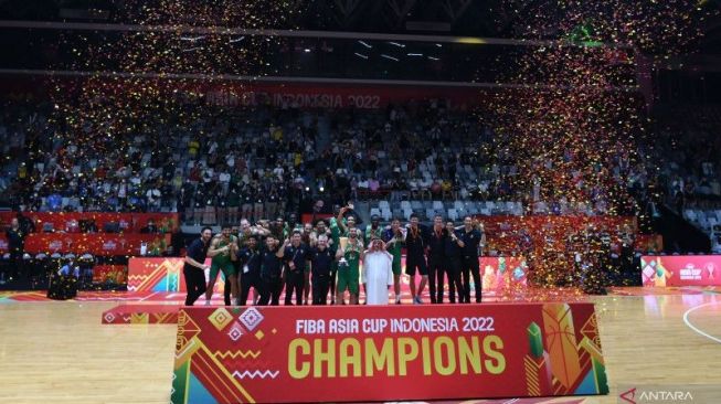 Sejumlah pebasket Australia berselebrasi dan mengangkat piala usai mengalahkan Tim Nasional Lebanon dalam babak final FIBA Asia Cup 2022 di Istora Gelora Bung Karno, Senayan, Jakarta, Minggu (24/7/2022). ANTARA FOTO/Aditya Pradana Putra/nym. (ANTARA FOTO/ADITYA PRADANA PUTRA)