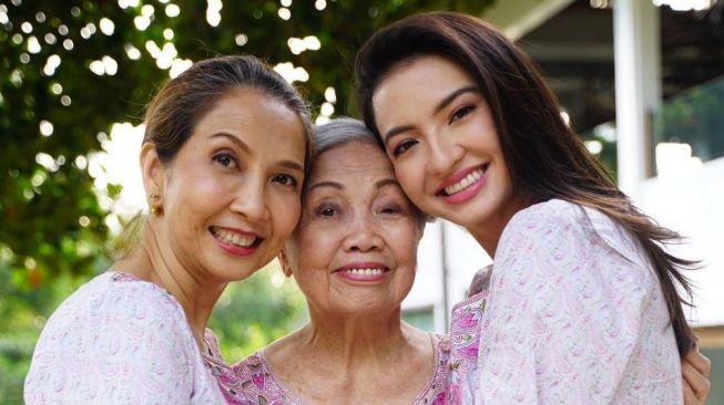 Potret Raline Shah Bersama Sang Nenek (Instagram/@ralineshah)