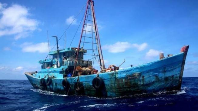 KRI Cut Nyak Dien Tangkap Kapal Ikan Vietnam di Laut Natuna Utara