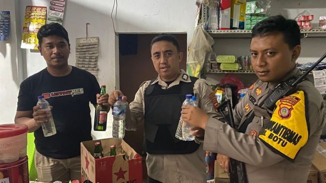Polsek Kota Timur Amankan Puluhan Botol Miras di Kota Gorontalo