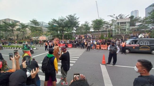 Membludak! Warga Tetap Fashion Show di Zebra Cross Dukuh Atas Meski Dilarang Petugas