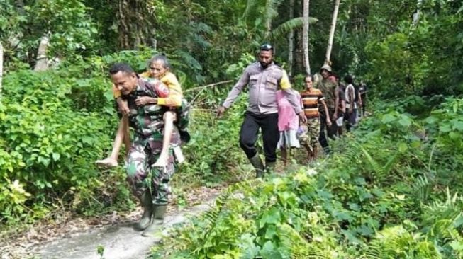 3 Hari Hilang Dalam Hutan, Nenek Ditemukan Menangis Dengan Tubuh Lemas di Bawah Pohon