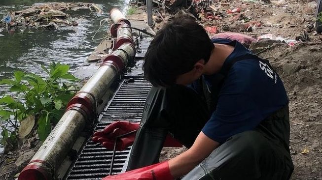 Potret Kiran Cucu Presiden Soekarno Bersih-Bersih Sungai (Instagram/kartikasoekarnofoundation)