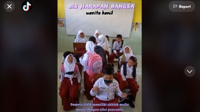 Video Aksi Guru Mengajar PKN di Bus Ini Tuai Pujian Netizen: Aku Nangis Nontonnya