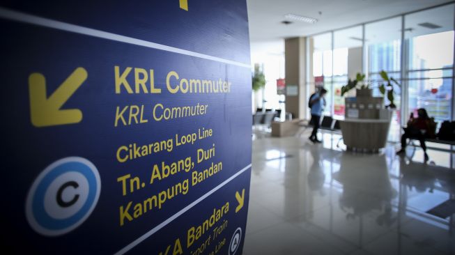 Calon penumpang menunggu kereta di Stasiun BNI CIty, Jakarta, Kamis (28/7/2022).  ANTARA FOTO/Rivan Awal Lingga