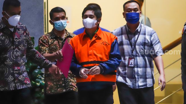 Tersangka kasus dugaan suap dan gratifikasi pemberian izin usaha pertambangan (IUP) di Tanah Bumbu Mardani H Maming usai diperiksa di Gedung KPK, Jakarta Selatan, Kamis (28/7/2022). [Suara.com/Alfian Winanto]