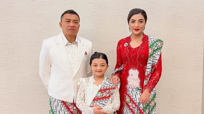 9 Potret Arsy Hermansyah Berkebaya, Ikut Kejuaraan Festival Nyanyi di Amerika