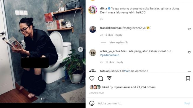 Penyanyi Dikta saat berpose tengah buang air besar [Instagram/@dikta]