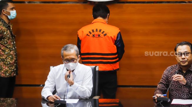 Tersangka kasus dugaan suap dan gratifikasi pemberian izin usaha pertambangan (IUP) di Tanah Bumbu Mardani H Maming dihadirkan saat konferensi pers di Gedung KPK, Jakarta Selatan, Kamis (28/7/2022). [Suara.com/Alfian Winanto]