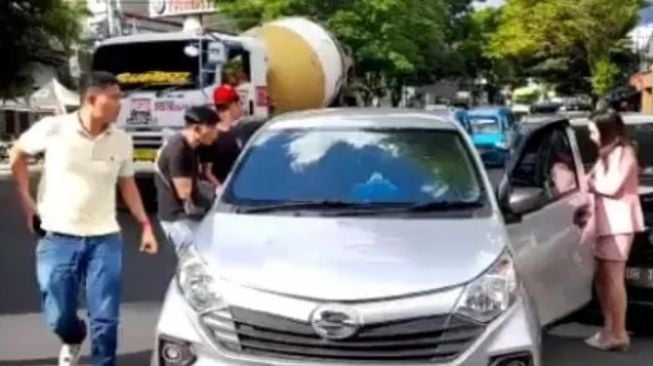 Driver online di Kota Manado, Sulawesi Utara, ditangkap polisi. Setelah aksi pelecehan seksual terhadap penumpang viral di media sosial [Gopos.id]