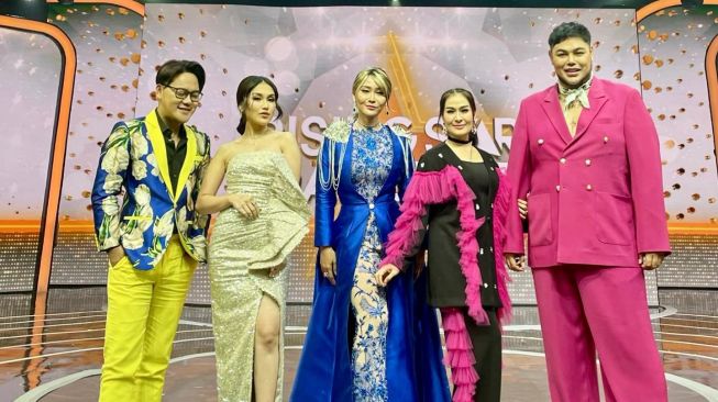 Danang DA bersama para juri Rising Star Dangdut: Ivan Gunawan, Inul Daratista, Ayu Ting Ting dan Iis Dahlia. [Instagram]