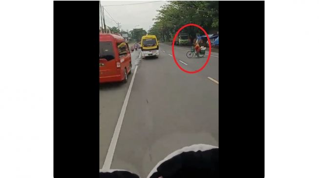 Cara Unik Sopir Bus Bantu Emak-Emak Menyeberangi Jalan Tanpa Turun dari Kendaraan Bikin Publik Salut, Patut Diapresiasi