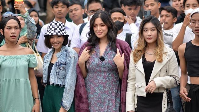  Potret Gisella Anastasia Bergaya di Citayam Fashion Week (Instagram/@gisel_la)