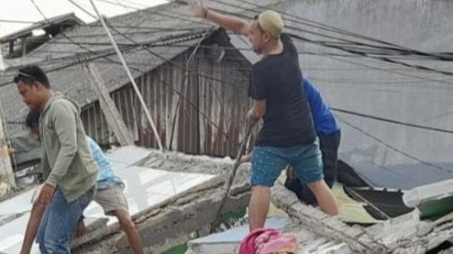 Sebuah rumah tinggal di Jalan Kampung Sawah, Johar Baru Jakarta Pusat roboh pada Kamis (28/7/2022). (Ist)