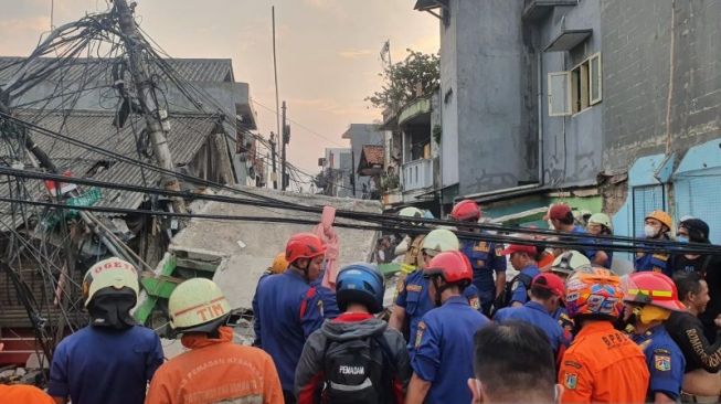 Pemkot Jakpus Tutup Sementara 2 Jalan Terdampak Bangunan Roboh di Johar Baru