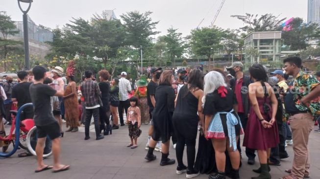 Warga tetap membludak di lokasi Citayam Fashion Week di Dukuh Atas, Jakarta Pusat. (Suara.com/Yaumal)