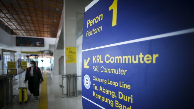 Calon penumpang menunggu kereta di Stasiun BNI CIty, Jakarta, Kamis (28/7/2022).  ANTARA FOTO/Rivan Awal Lingga