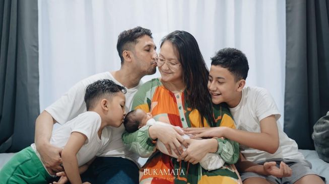 Corry Pamela dan Umar Syarief bersama tiga anaknya. [Instagram]