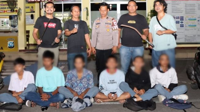 Fakta-fakta Tawuran Pelajar SMK di Padang: 2 Orang Dibacok Celurit, 6 Ditangkap Polisi