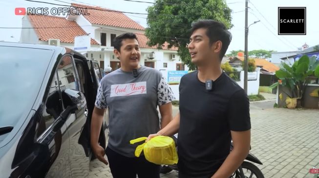 10 Momen Teuku Ryan Kubur Ari-ari Putrinya, Ungkap Alasan Dikubur di Pesantren