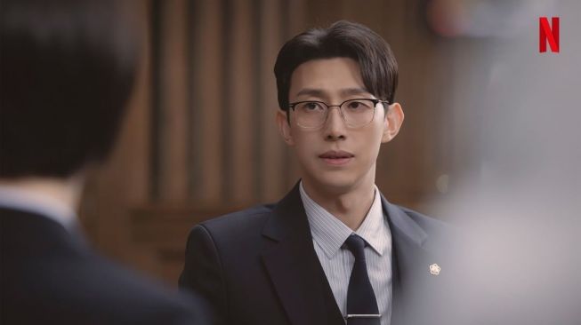 9 Potret Kang Ki Young di Extraordinary Attorney Woo, Tidak Kalah Memukau dari Bintang Lainnya