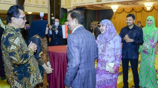 Duta Besar RI untuk Brunei Darussalam Sujatmiko berbincang dengan Sultan Brunei Darussalam Hassanal Bolkiah dalam acara Resepsi Kepala Perwakilan Asing di Brunei yang digelar di Tarindak d’Polo, Bandar Seri Begawan pada Rabu (27/7/2022) [SuaraSulsel.id/ANTARA/HO-KBRI Bandar Seri Begawan]