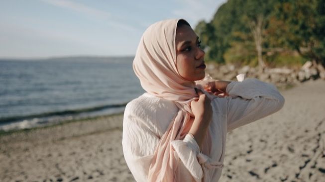 ilustrasi seseorang menggunakan kerudung atau jilbab (Pexels/PNW_Production)