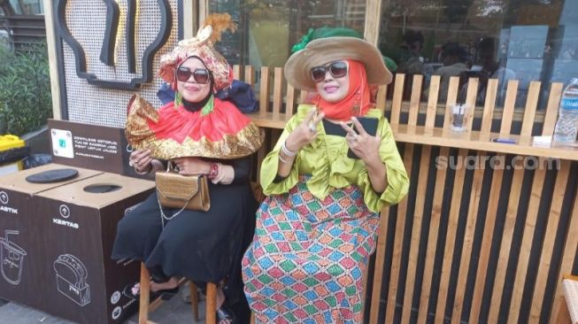 Penampakan dua orang emak-emak yang ikut memeriahkan acara Citayam Fashion Week di Dukuh Atas, Jakarta Pusat. (Suara.com/Yaumal)