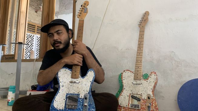 Keluar Jadi Pegawai Swasta, Pemuda Cianjur Olah Limbah Plastik Jadi Gitar Hingga Meja