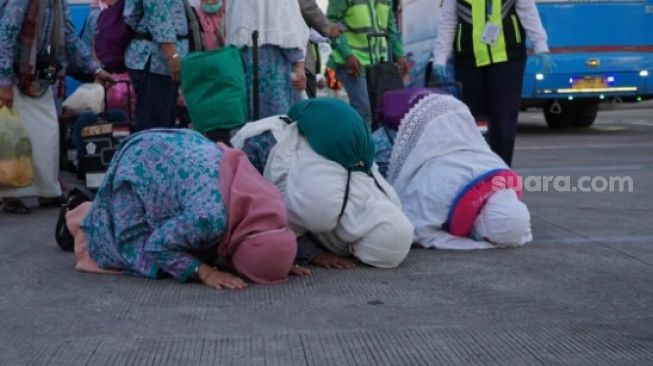 Alhamdulillah, Jemaah Haji Kloter Pertama Tiba di Bandara Sultan Hasanuddin Langsung Sujud Syukur