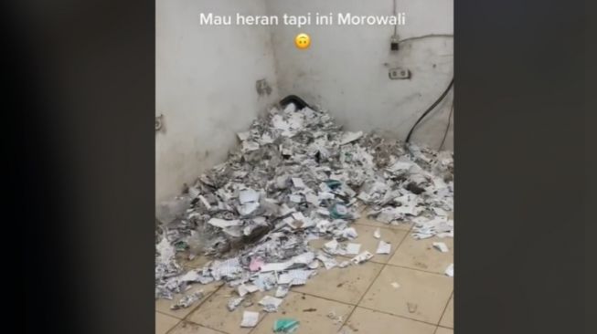 ATM Ini Dianggap Paling Kotor, Sampah Struk Dibiarkan Numpuk Sampai Menggunung