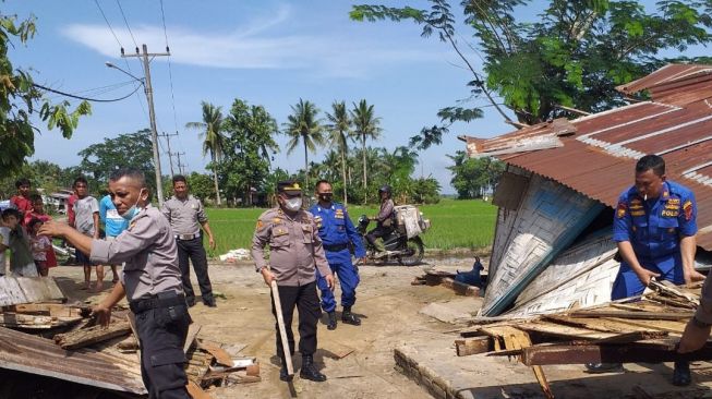 Angin Puting Beliung Terjang Sergai, Pembuat Batu Bata Tewas Tertimpa Pohon