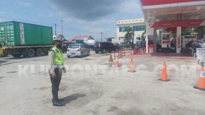 Polantas Bontang Tertibkan Truk Antre Solar Sebelum Jam 2 Siang