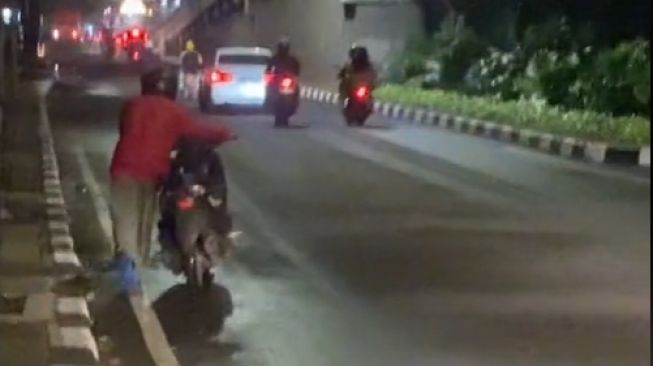 Aksi Penumpang Wanita Kawal Ojol yang Alami Ban Bocor Bikin Publik Salut, Rela Jalan Kaki Meski Gerimis