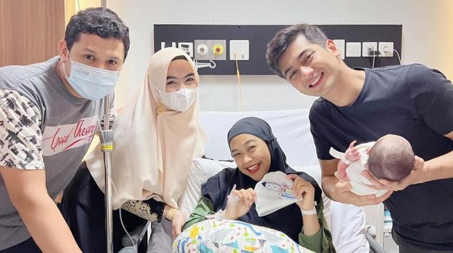  Potret Petakilan Ria Ricis Usai Lahiran (instagram/@dr.shindyputri_)