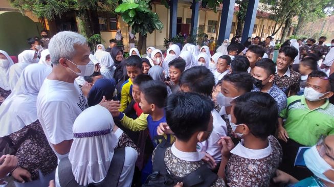 Jadi Guru Dadakan, Ganjar Bikin HebohSiswa SMPN 1 Kalimanah Purbalingga