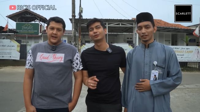 Momen Teuku Ryan kubur ari-ari Baby R (YouTube/Ricis Official) 