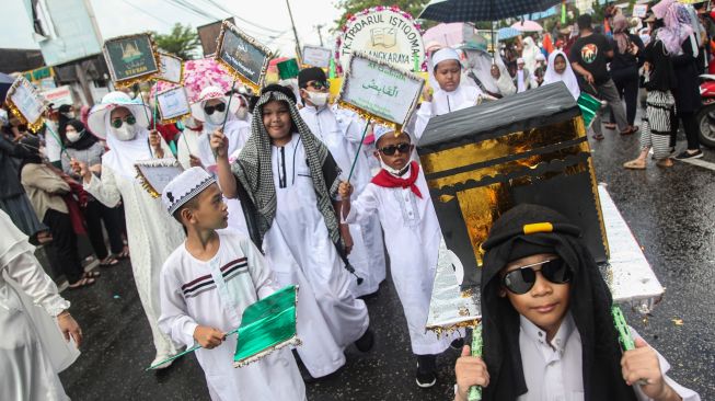 Sejumlah peserta mengikuti pawai menyambut Tahun Baru Islam 1 Muharram 1444 Hijriah di kawasan Jalan AIS Nasution, Palangka Raya, Kalimantan Tengah, Jumat (29/7/2022). ANTARA FOTO/Makna Zaezar