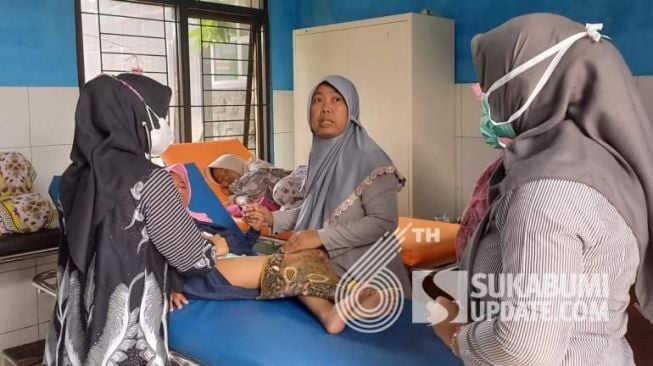 Warga Desa Purwasedar, Kecamatan Ciracap, Kabupaten Sukabumi, mengalami menceret dan muntah-muntah setelah mengonsumsi nasi kotak dari acara syukuran. [Sukabumiupdate.com/Ragil Gilang]