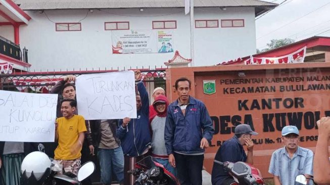 Demo dari Siang Hingga Malam, Puluhan Warga Desa Kuwolu Malang Ini Segel Kantor Kelurahan