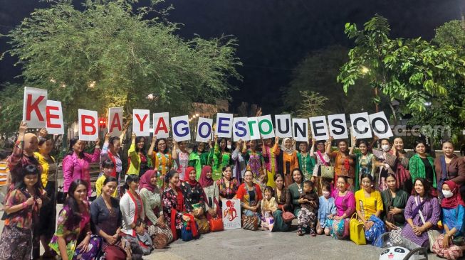 Kampanyekan Kebaya Goes to UNESCO, Perempuan Berkebaya Indonesia Yogyakarta Berparade di Sepanjang Pedestrian Malioboro