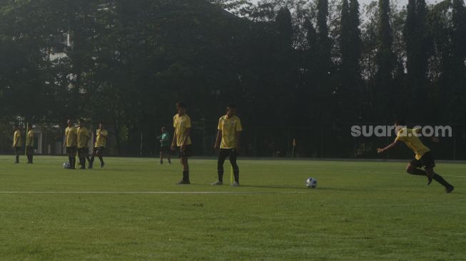 Timnas Indonesia U-16 melakukan latihan dalam TC yang diadakan di Lapangan UNY, Yogyakarta pada Jumat (29/7/2022). (Suara.com/Arif Budi)