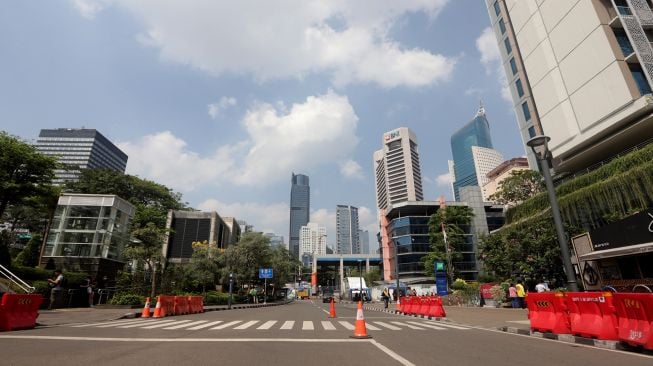 Suasana di Kawasan Sudirman, Dukuh Atas, Jakarta, Jumat (29/7).  [Suara.com/Oke Atmaja]