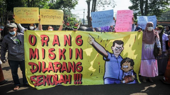 Pengunjuk rasa dari Forum Masyarakat Peduli Pendidikan membentangkan spanduk dan poster saat berunjuk rasa di Gedung Sate, Bandung, Jawa Barat, Jumat (29/7/2022).  ANTARA FOTO/Raisan Al Farisi