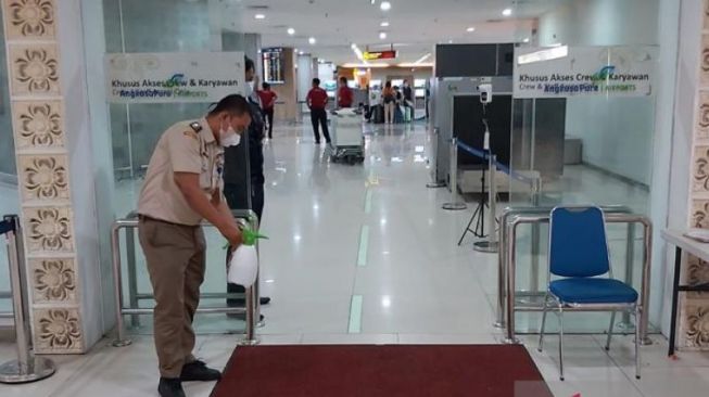 Bandara Ngurah Rai Bali Sediakan Karpet Disinfektan Untuk Pengunjung