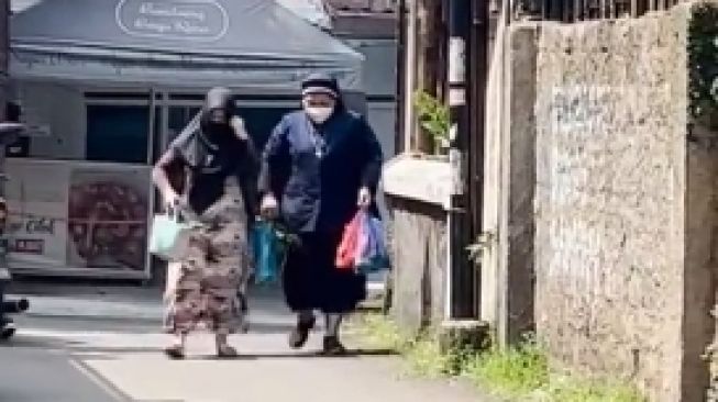 Langka! Video Wanita Berhijab Tolong Biarawati Bikin Adem Netizen: Habluminannas Sesungguhnya dalam Hidup