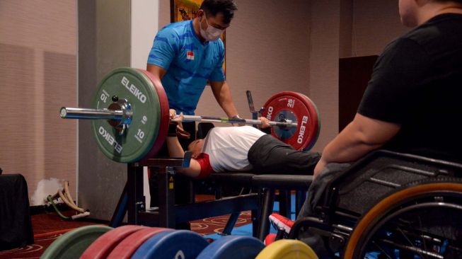 Atlet para powerlifting atau angkat berat Indonesia terus mematangkan persiapan jelang tampil di ajang ASEAN Para Games 2022. [Media NPC Indonesia]